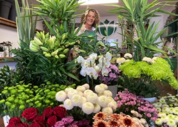 “Las flores son el homenaje a nuestros seres queridos y, si alguien no puede ir, las llevamos”