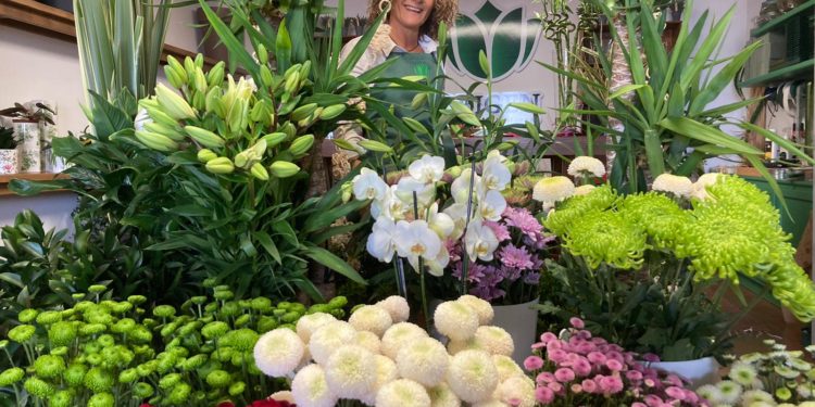 “Las flores son el homenaje a nuestros seres queridos y, si alguien no puede ir, las llevamos”