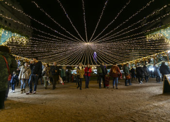 El mercado de Navidad de Vigo tendrá semáforos y controladores para regular el aforo en la Alameda