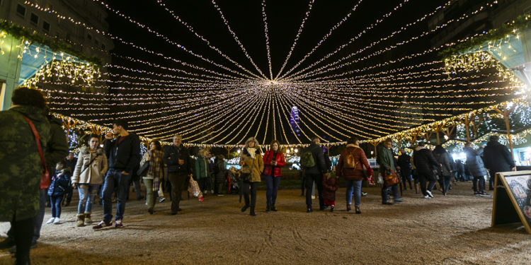 El mercado de Navidad de Vigo tendrá semáforos y controladores para regular el aforo en la Alameda