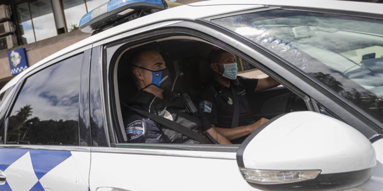 La Policía Local de Vigo interviene de madrugada en una fiesta en un piso y en un botellón