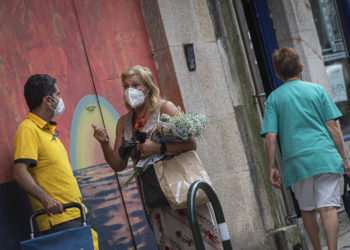 El área sanitaria de Vigo reduce ligeramente los nuevos contagios y amortigua así la subida de casos activos de Covid