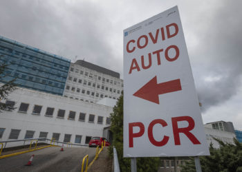 El área sanitaria de Vigo supera los 100 positivos por PCR en una sola jornada y Cangas entra en alerta roja