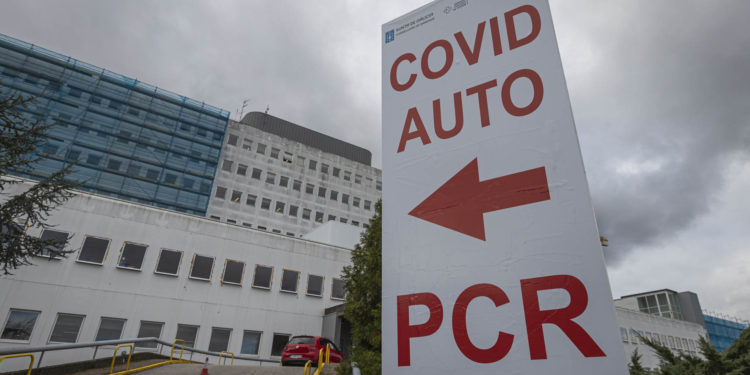 El área sanitaria de Vigo supera los 100 positivos por PCR en una sola jornada y Cangas entra en alerta roja