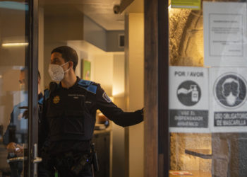 La Policía Local de Vigo denuncia a seis negacionistas y a tres bares por incumplir la normativa «anticovid»