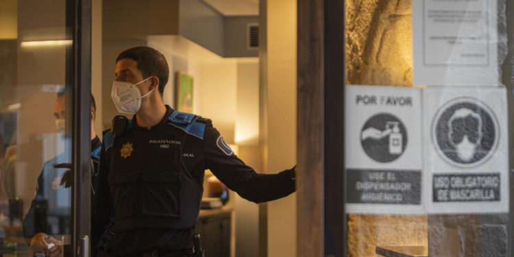 La Policía Local de Vigo denuncia a seis negacionistas y a tres bares por incumplir la normativa «anticovid»