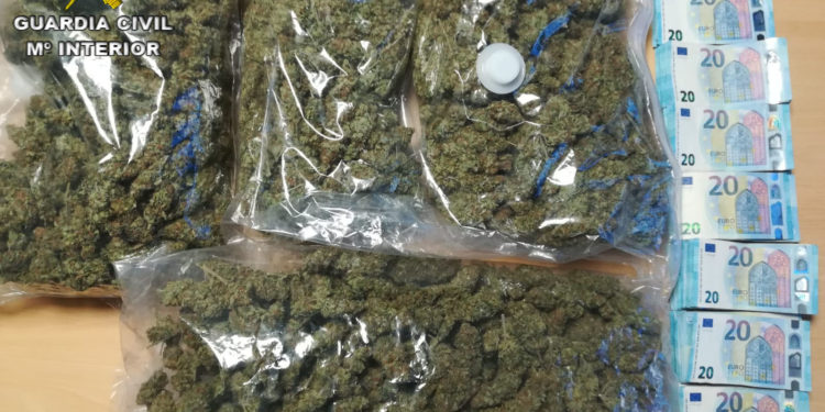 Interceptan una operación de compraventa de dos kilos de marihuana en O Porriño