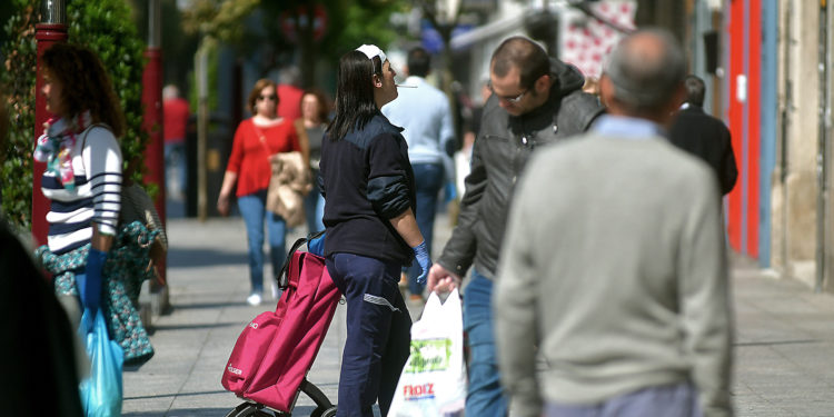 El Juzgado anula una multa a una mujer en Vigo por ir a la compra con su hijo durante el estado de alarma