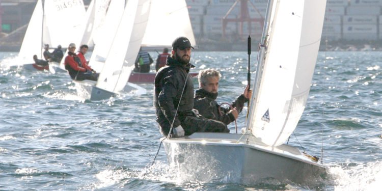 Los isleños Del Castillo, que defienden título, se aúpan al liderato del Nacional de Snipe en Vigo