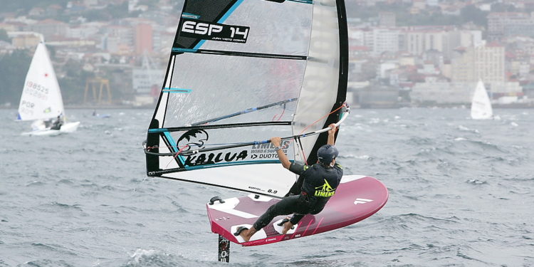 Golpe de mano portugués en una jornada de la Semana del Atlántico con gran dificultad en la ría viguesa