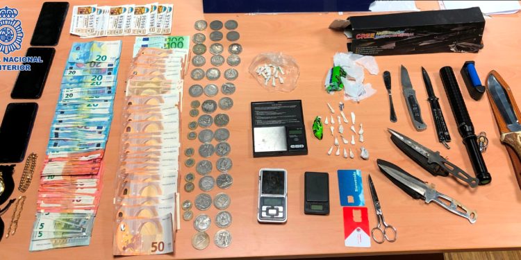 Detenidos seis miembros de un “clan familiar” que dirigía un “importante” punto de venta de drogas en Teis