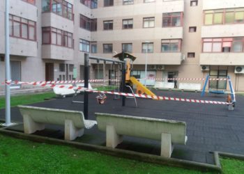 O Porriño pecha parques infantís, suspende o mercado e controlará o acceso á praza de abastos