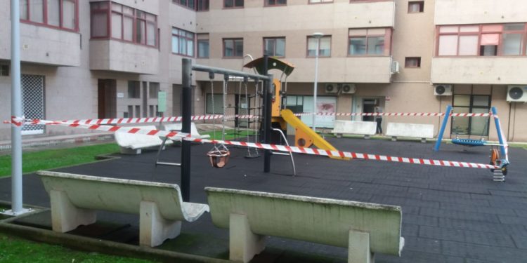 O Porriño pecha parques infantís, suspende o mercado e controlará o acceso á praza de abastos