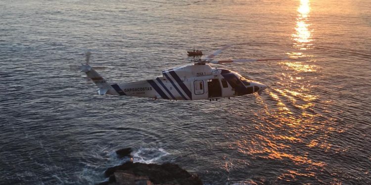 El «Pesca 1» rescata a un hombre de 70 años en Monteferro tras caer a las rocas cuando cogía percebes