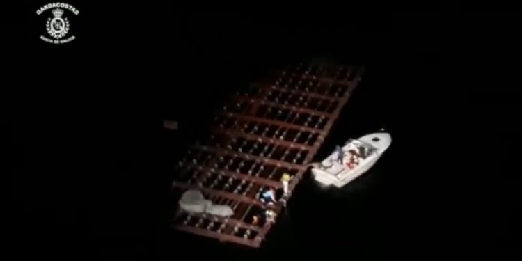 Rescatadas cinco personas tras hundirse su barco y ponerse a salvo en una batea en Domaio