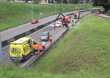 Tres heridos, uno de ellos atrapado en su coche, en un accidente en Vigo con varios vehículos implicados