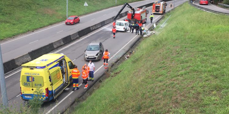 Tres heridos, uno de ellos atrapado en su coche, en un accidente en Vigo con varios vehículos implicados