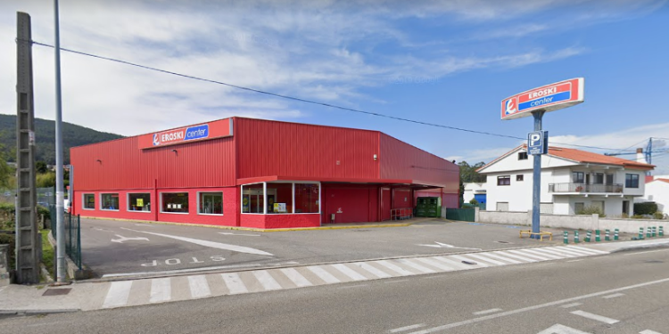 Finaliza sin heridos un incendio declarado en un supermercado en A Guarda