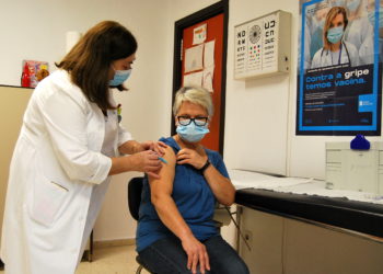 Máis de 50.000 persoas piden cita para vacinarse da gripe na área sanitaria de Vigo