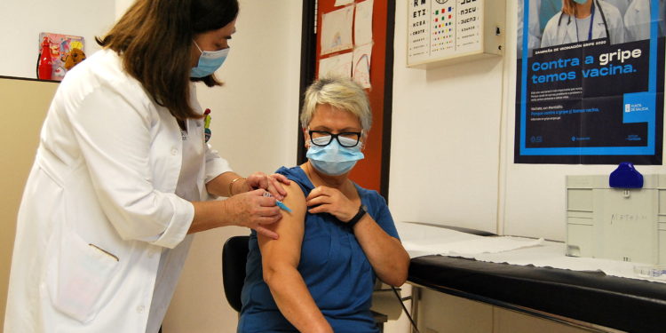 Máis de 50.000 persoas piden cita para vacinarse da gripe na área sanitaria de Vigo