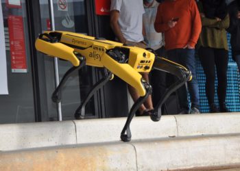 Spot, o robot que lembra a ‘Black Mirror’, amosa as súas capacidades en Vigo