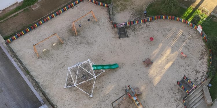 El listado de parques infantiles, áreas biosaludables y pistas deportivas que siguen abiertos en Vigo