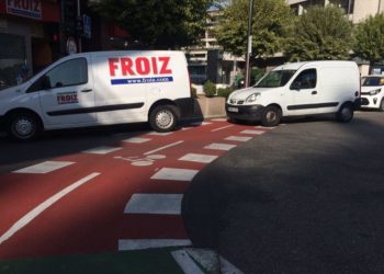 Ciclistas y ecologistas lanzan una campaña para pedir respeto y control del nuevo carril bici en Vigo