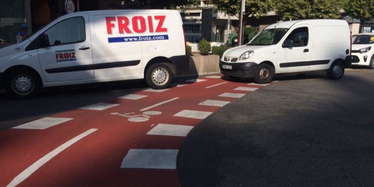 Ciclistas y ecologistas lanzan una campaña para pedir respeto y control del nuevo carril bici en Vigo
