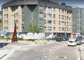 Dos menores fugados intentan robar un móvil en Vigo mientras su dueño hablaba por teléfono