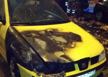 Los bomberos sofocan un incendio en un coche en Vigo