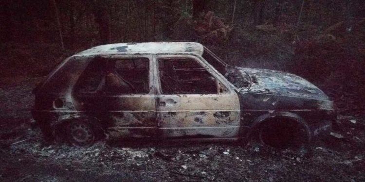Un incendio calcina por completo un coche en Bembrive