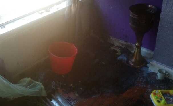 Los bomberos de Vigo sofocan un incendio en un piso de la calle Pizarro