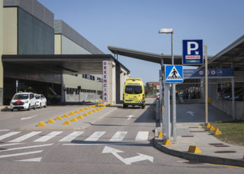 Un brote en el personal del Meixoeiro y dos positivos en el Cunqueiro alteran la actividad de los hospitales vigueses