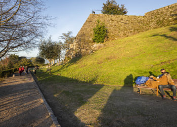 El área sanitaria de Vigo mantiene la baja positividad y reduce de nuevo los casos activos de Covid-19
