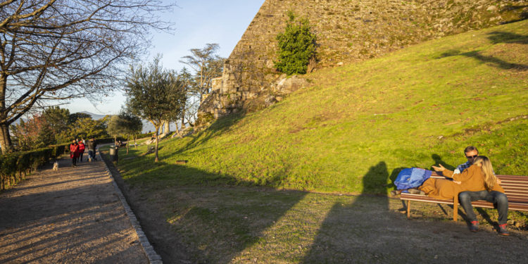 El área sanitaria de Vigo mantiene la baja positividad y reduce de nuevo los casos activos de Covid-19