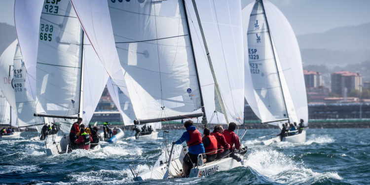 La flota de J70 vuelve al agua en la Ría de Vigo para abrir las Winter Series