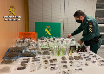 La Guardia Civil detiene a los responsables de una asociación cannábica de Vigo por tráfico de drogas
