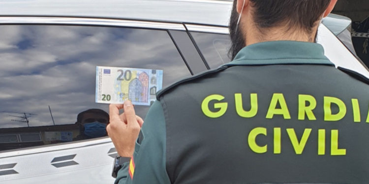 La Guardia Civil investiga a tres jóvenes de Vigo por introducir billetes falsos de 20 euros