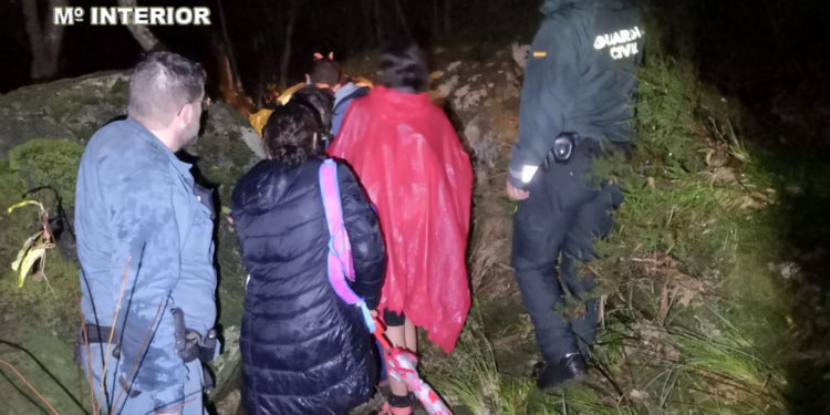 La Guardia Civil rescata a 14 senderistas que se habían extraviado en el río Verdugo