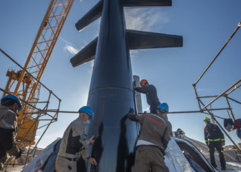 El astillero HJ Barreras coloca el mástil del Evrima