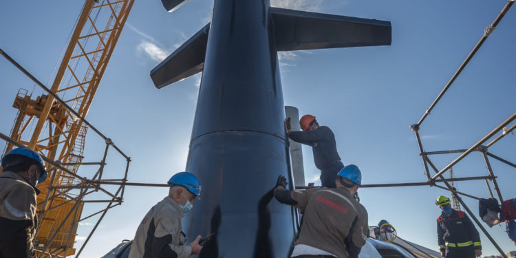 El astillero HJ Barreras coloca el mástil del Evrima