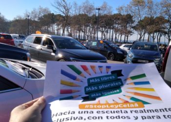 Decenas de vehículos protestan en Samil contra la Ley Celaá