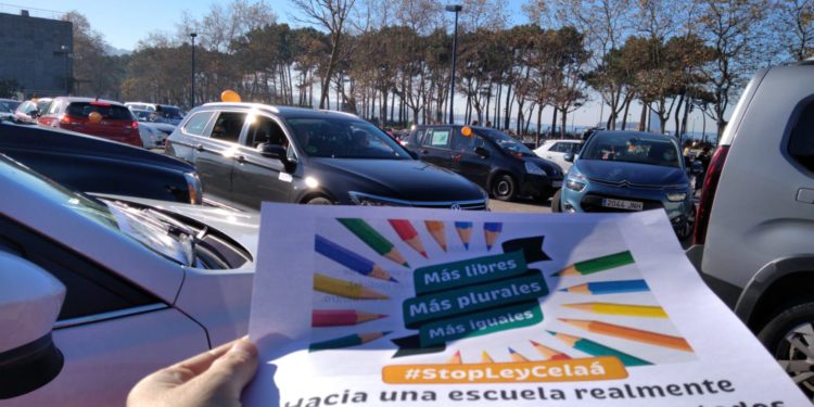 Decenas de vehículos protestan en Samil contra la Ley Celaá