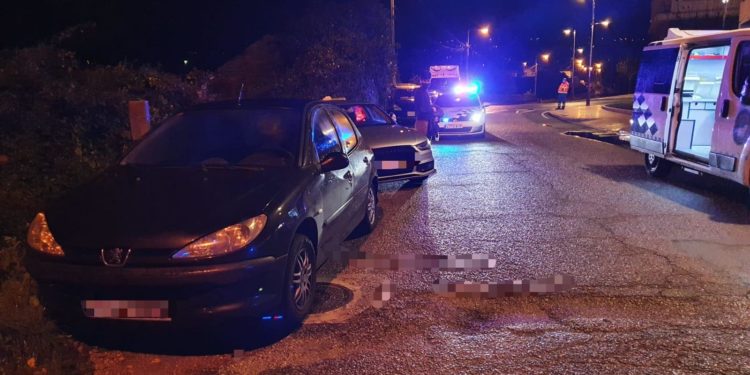 Un conductora ebria se salta el toque de queda en O Porriño y choca con tres coches aparcados