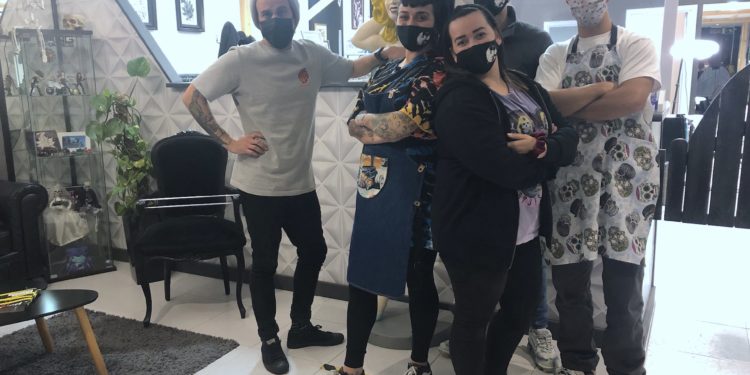 «Los tatuajes que más se repiten en Vigo son las Cíes, escudos del Celta y trisqueles»