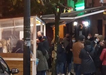 A aglomeración de clientes en locales de Ponteareas obriga a intervir á Policía