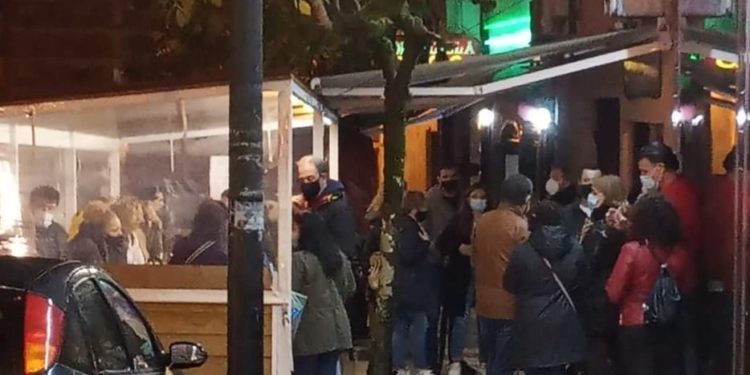A aglomeración de clientes en locales de Ponteareas obriga a intervir á Policía