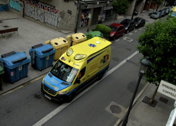 Dos heridos tras colisionar dos coches en Vigo y estrellarse uno contra un árbol