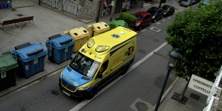 Dos heridos tras colisionar dos coches en Vigo y estrellarse uno contra un árbol