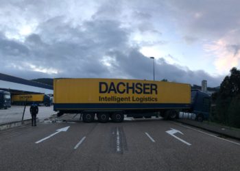 Un camión, a punto de caer por un desnivel en Vigo al no dejar bien puesto el freno de mano